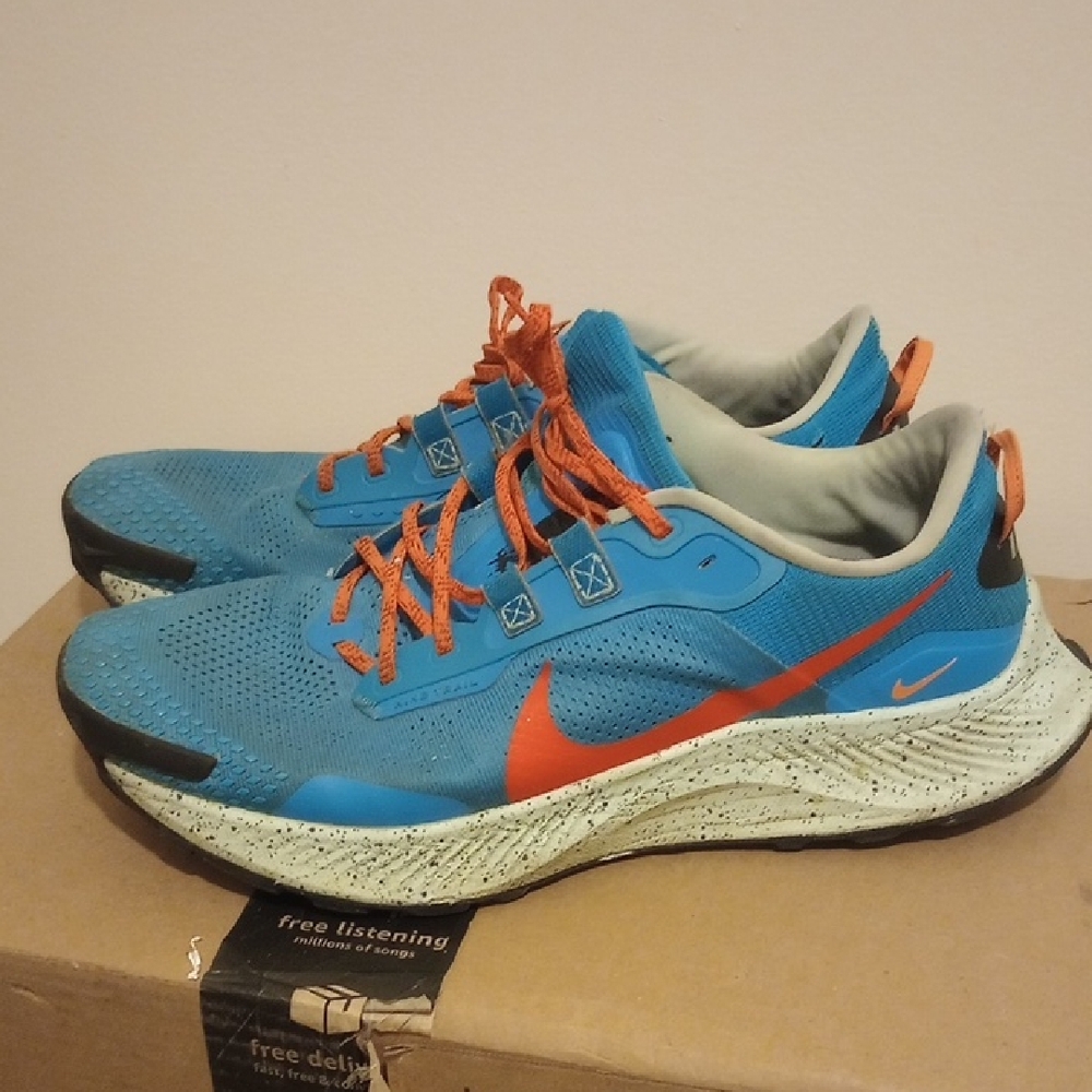 Nike Men's Vibrant Blue and Orange Athletic Shoes